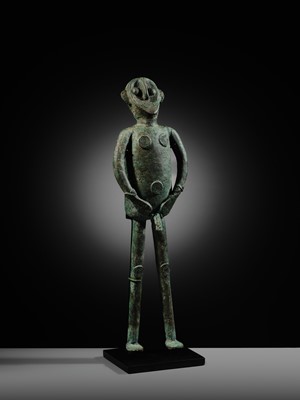 Lot 126 - AN UNUSUAL MALE BRONZE FIGURE, DONG SON CULTURE