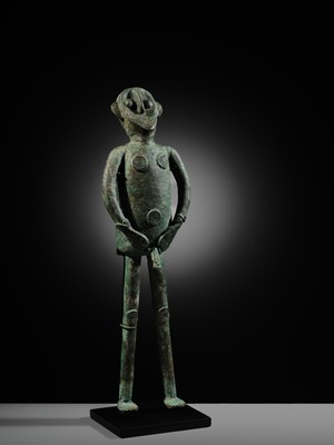 Lot 126 - AN UNUSUAL MALE BRONZE FIGURE, DONG SON CULTURE