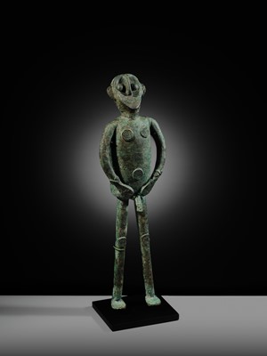 Lot 126 - AN UNUSUAL MALE BRONZE FIGURE, DONG SON CULTURE