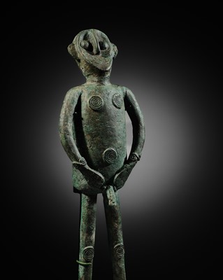 Lot 126 - AN UNUSUAL MALE BRONZE FIGURE, DONG SON CULTURE