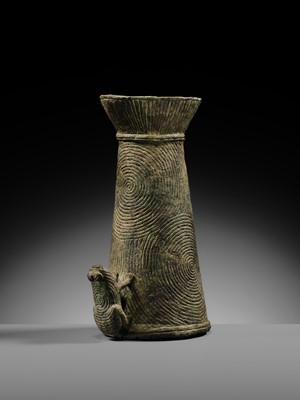 Lot 124 - A RARE BRONZE ‘FROG’ BRACELET, DONG SON CULTURE