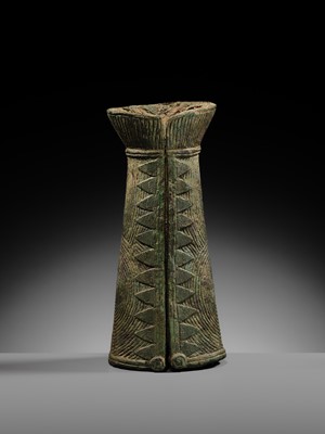 Lot 124 - A RARE BRONZE ‘FROG’ BRACELET, DONG SON CULTURE