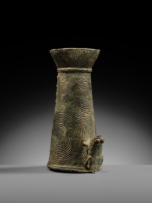 Lot 124 - A RARE BRONZE ‘FROG’ BRACELET, DONG SON CULTURE