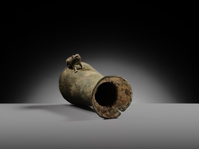 Lot 124 - A RARE BRONZE ‘FROG’ BRACELET, DONG SON CULTURE