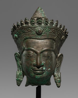 Lot 1489 - A BRONZE HEAD OF A CROWNED BUDDHA, c. 15th CENTURY