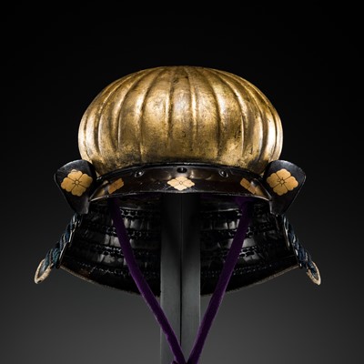 Lot 95 - A VERY RARE GILT-LACQUERED IRON ‘AKODA-NARI’ KAWARI KABUTO (ECCENTRICALLY SHAPED HELMET) WITH GOTO CLAN MON