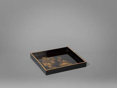 Lot 1564 - A BLACK AND GOLD LACQUER TRAY DEPICTING THREE TANZAKU (POEM CARDS)