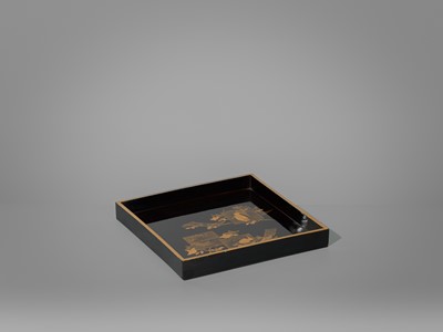 Lot 1564 - A BLACK AND GOLD LACQUER TRAY DEPICTING THREE TANZAKU (POEM CARDS)