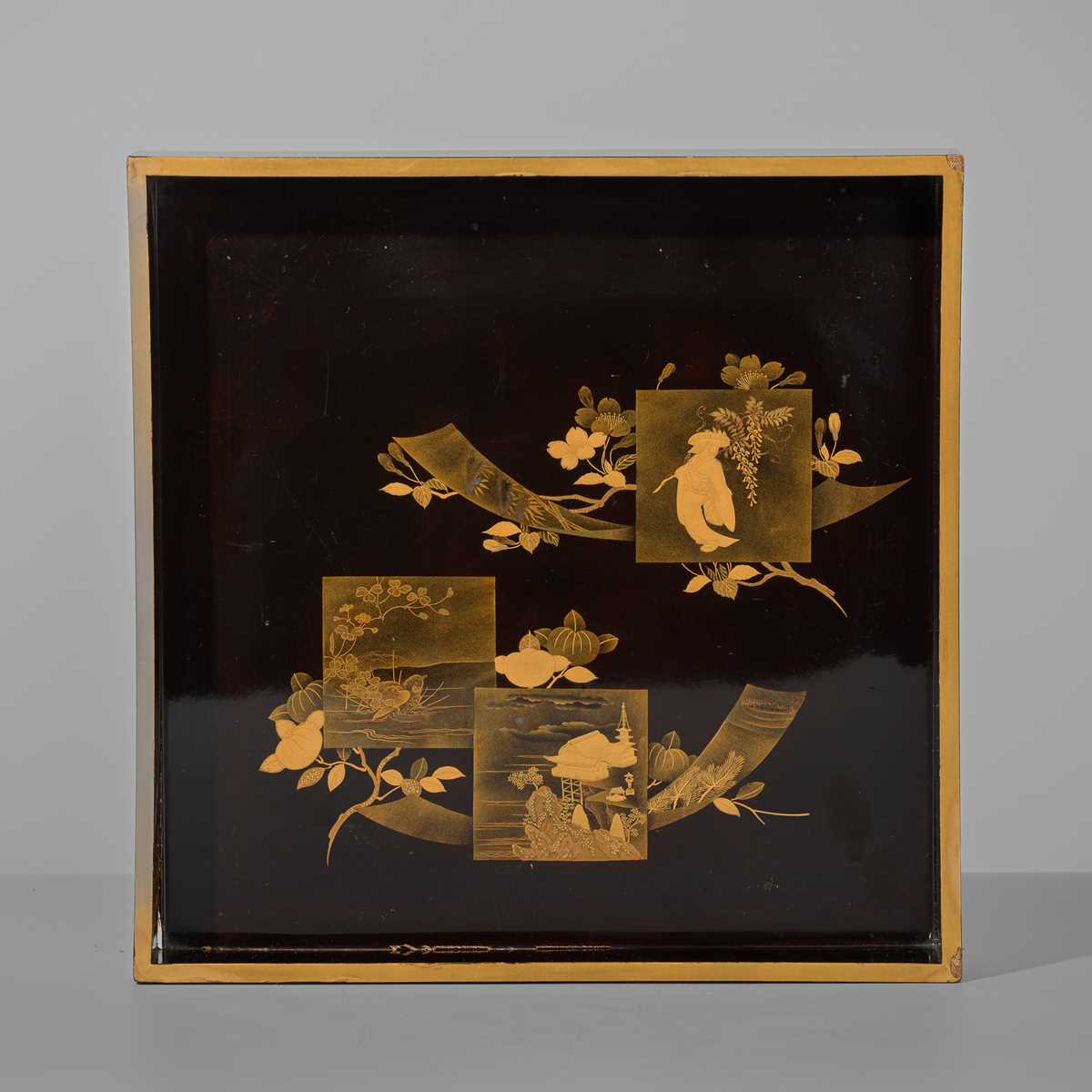 Lot 1564 - A BLACK AND GOLD LACQUER TRAY DEPICTING THREE TANZAKU (POEM CARDS)