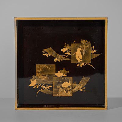 Lot 1564 - A BLACK AND GOLD LACQUER TRAY DEPICTING THREE TANZAKU (POEM CARDS)