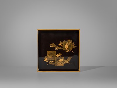 Lot 1564 - A BLACK AND GOLD LACQUER TRAY DEPICTING THREE TANZAKU (POEM CARDS)