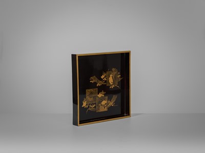 Lot 1564 - A BLACK AND GOLD LACQUER TRAY DEPICTING THREE TANZAKU (POEM CARDS)