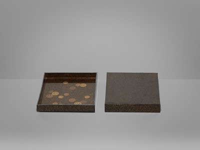 Lot 1564 - A BLACK AND GOLD LACQUER TRAY DEPICTING THREE TANZAKU (POEM CARDS)