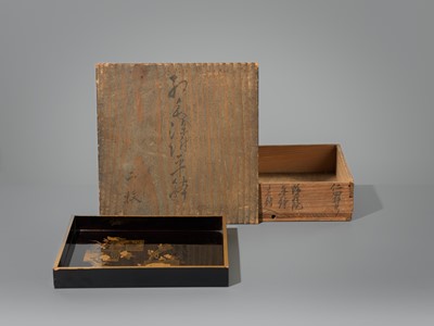 Lot 1564 - A BLACK AND GOLD LACQUER TRAY DEPICTING THREE TANZAKU (POEM CARDS)