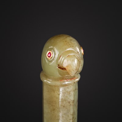 A JADE DAGGER HANDLE DEPICTING A PARROT, c. 1900s