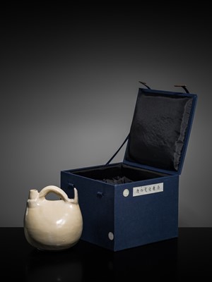 A WHITE-GLAZED BAG-SHAPED FLASK, LATE TANG DYNASTY