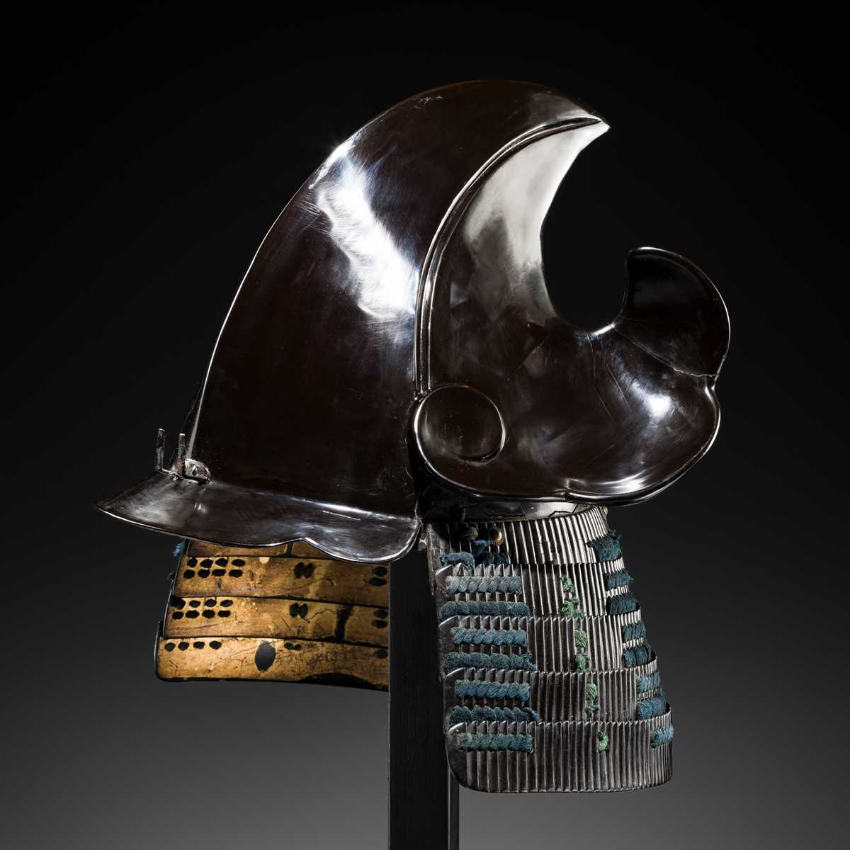 Lot 94 - A LACQUERED IRON ‘HAWK’S BEAK’ KAWARI KABUTO