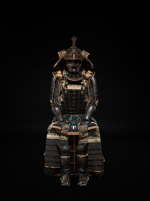 Lot 118 - A SUPERB SILVER-INLAID GOMAI YOKOHAGI OKEGAWA DO GUSOKU (FIVE-PIECE CUIRASS ARMOR) WITH TAKEDA CLAN MON AND A MYOCHIN KABUTO