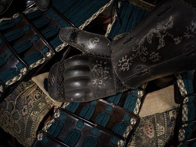 Lot 118 - A SUPERB SILVER-INLAID GOMAI YOKOHAGI OKEGAWA DO GUSOKU (FIVE-PIECE CUIRASS ARMOR) WITH TAKEDA CLAN MON AND A MYOCHIN KABUTO