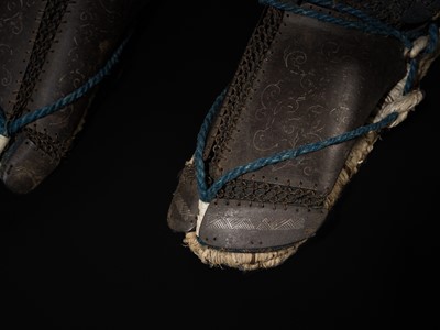 Lot 118 - A SUPERB SILVER-INLAID GOMAI YOKOHAGI OKEGAWA DO GUSOKU (FIVE-PIECE CUIRASS ARMOR) WITH TAKEDA CLAN MON AND A MYOCHIN KABUTO