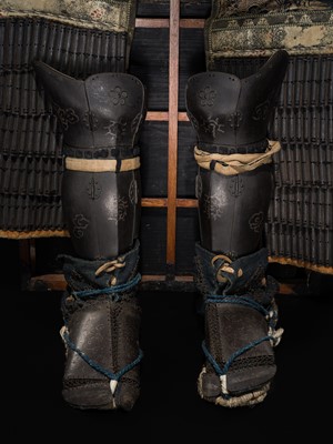 Lot 118 - A SUPERB SILVER-INLAID GOMAI YOKOHAGI OKEGAWA DO GUSOKU (FIVE-PIECE CUIRASS ARMOR) WITH TAKEDA CLAN MON AND A MYOCHIN KABUTO