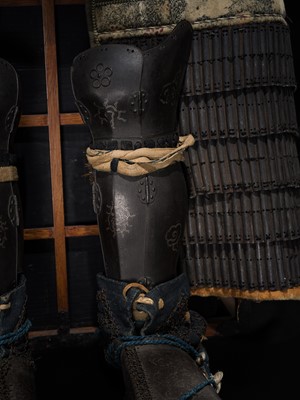 Lot 118 - A SUPERB SILVER-INLAID GOMAI YOKOHAGI OKEGAWA DO GUSOKU (FIVE-PIECE CUIRASS ARMOR) WITH TAKEDA CLAN MON AND A MYOCHIN KABUTO