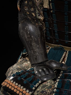 Lot 118 - A SUPERB SILVER-INLAID GOMAI YOKOHAGI OKEGAWA DO GUSOKU (FIVE-PIECE CUIRASS ARMOR) WITH TAKEDA CLAN MON AND A MYOCHIN KABUTO