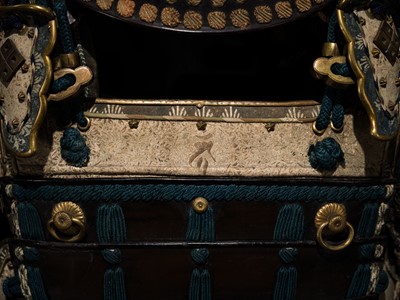 Lot 118 - A SUPERB SILVER-INLAID GOMAI YOKOHAGI OKEGAWA DO GUSOKU (FIVE-PIECE CUIRASS ARMOR) WITH TAKEDA CLAN MON AND A MYOCHIN KABUTO