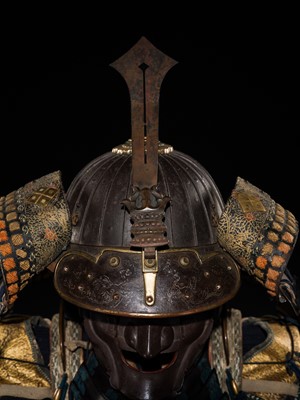 Lot 118 - A SUPERB SILVER-INLAID GOMAI YOKOHAGI OKEGAWA DO GUSOKU (FIVE-PIECE CUIRASS ARMOR) WITH TAKEDA CLAN MON AND A MYOCHIN KABUTO