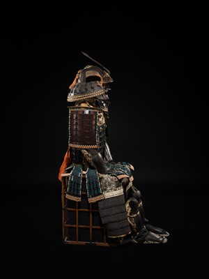 Lot 118 - A SUPERB SILVER-INLAID GOMAI YOKOHAGI OKEGAWA DO GUSOKU (FIVE-PIECE CUIRASS ARMOR) WITH TAKEDA CLAN MON AND A MYOCHIN KABUTO