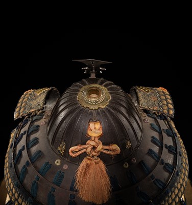 Lot 118 - A SUPERB SILVER-INLAID GOMAI YOKOHAGI OKEGAWA DO GUSOKU (FIVE-PIECE CUIRASS ARMOR) WITH TAKEDA CLAN MON AND A MYOCHIN KABUTO