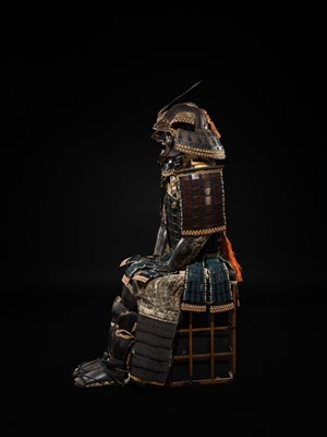 Lot 118 - A SUPERB SILVER-INLAID GOMAI YOKOHAGI OKEGAWA DO GUSOKU (FIVE-PIECE CUIRASS ARMOR) WITH TAKEDA CLAN MON AND A MYOCHIN KABUTO