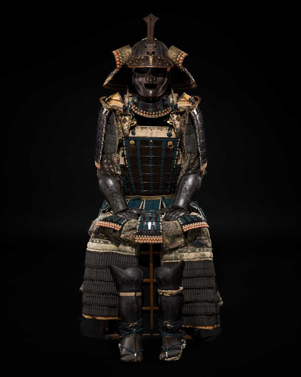 Lot 118 - A SUPERB SILVER-INLAID GOMAI YOKOHAGI OKEGAWA DO GUSOKU (FIVE-PIECE CUIRASS ARMOR) WITH TAKEDA CLAN MON AND A MYOCHIN KABUTO