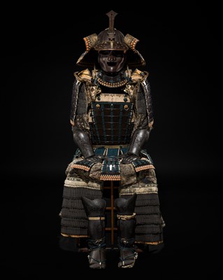 Lot 118 - A SUPERB SILVER-INLAID GOMAI YOKOHAGI OKEGAWA DO GUSOKU (FIVE-PIECE CUIRASS ARMOR) WITH TAKEDA CLAN MON AND A MYOCHIN KABUTO