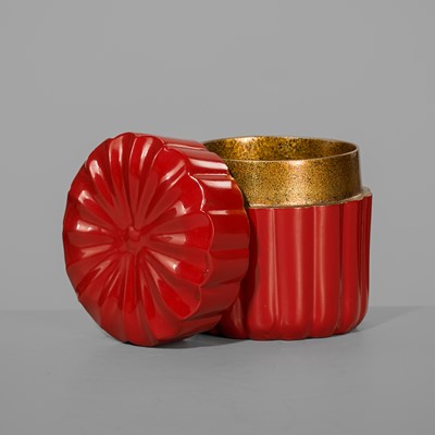 Lot 109 - IKENOURA DAIKI: A FINE RED LACQUER ‘KIKU’ NATSUME (TEA CADDY)