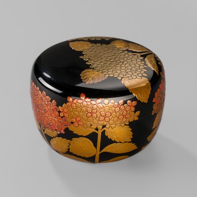 SEKISAI: A FINE LACQUERED NATSUME (TEA CADDY) WITH BLOSSOMING HYDRANGEAS (AJISAI)