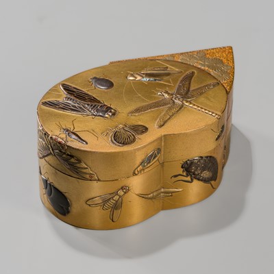 Lot 364 - AN INLAID LACQUER KOBAKO (SMALL BOX) AND COVER DEPICTING VARIOUS INSECTS