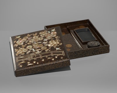 Lot 86 - AN INLAID LACQUER SUZURIBAKO DEPICTING FLOWERS AND BIRDS