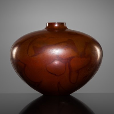 Lot 43 - KAZUYOSHI OMOTE: A FINE BRONZE FLOWER VASE