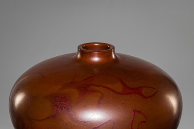 KAZUYOSHI OMOTE: A FINE BRONZE FLOWER VASE