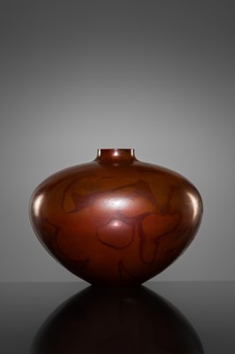 KAZUYOSHI OMOTE: A FINE BRONZE FLOWER VASE
