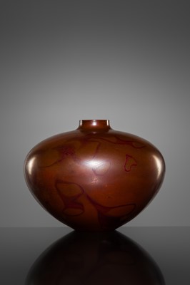 KAZUYOSHI OMOTE: A FINE BRONZE FLOWER VASE