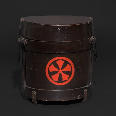 Lot 118 - A LARGE LACQUER KEITAI SHOKI (TABLEWARE CONTAINER) WITH A MARU NI ITSUTSU KEN CREST