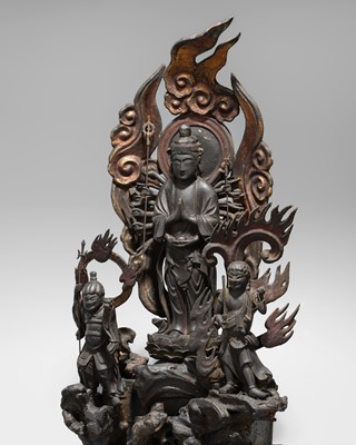 Lot 59 - A LACQUERED WOOD FIGURE WITH A TRIAD OF KANNON BOSATSU AND ACOLYTES