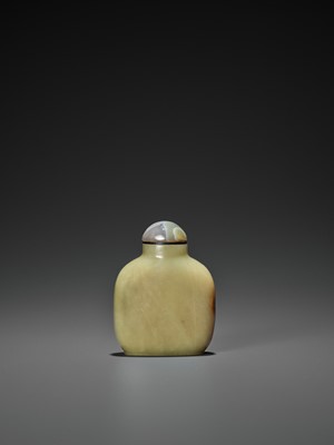 Lot 356 - A LARGE YELLOW AND RUSSET JADE SNUFF BOTTLE, QING DYNASTY