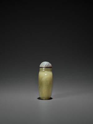 Lot 356 - A LARGE YELLOW AND RUSSET JADE SNUFF BOTTLE, QING DYNASTY
