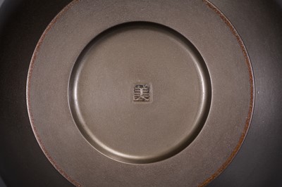 ARISU MITSUO: A HEAVY SILVER PATINATED BRONZE VASE