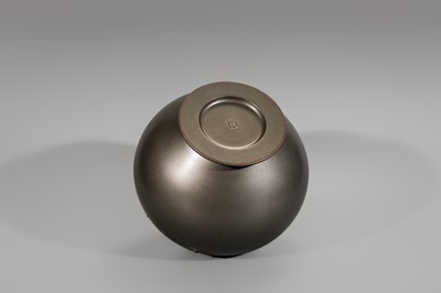 ARISU MITSUO: A HEAVY SILVER PATINATED BRONZE VASE