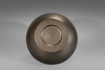 ARISU MITSUO: A HEAVY SILVER PATINATED BRONZE VASE
