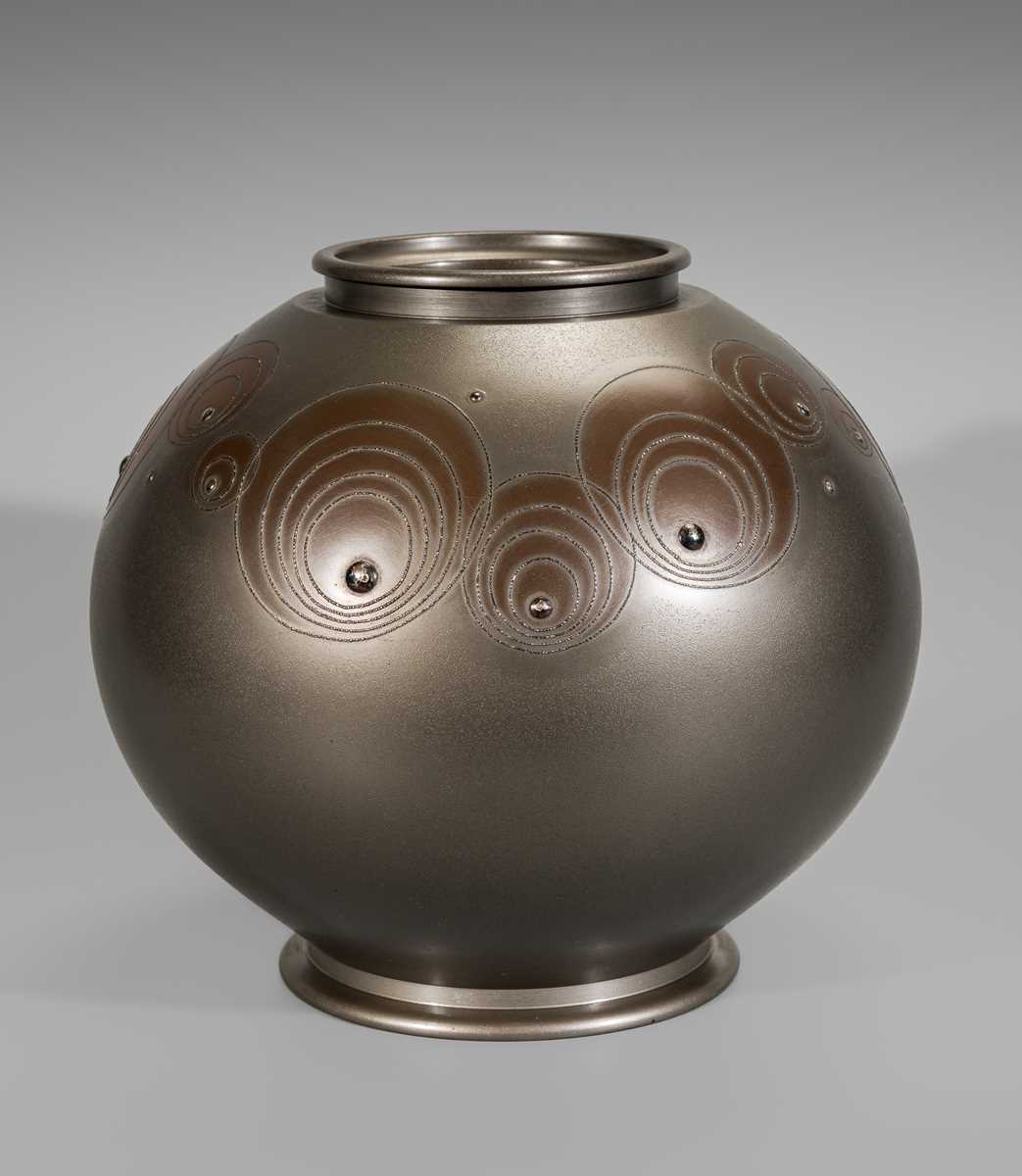 ARISU MITSUO: A HEAVY SILVER PATINATED BRONZE VASE